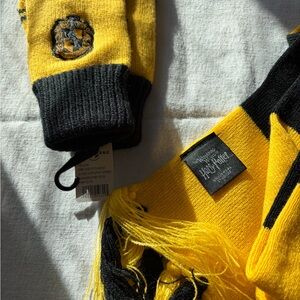 Harry Potter Hufflepuff Yellow and Black Knit Gloves & Scarf Set